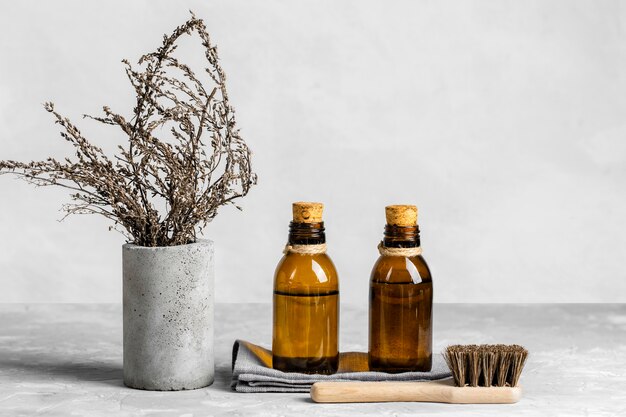 Produits de nettoyage écologiques avec brosse sur table