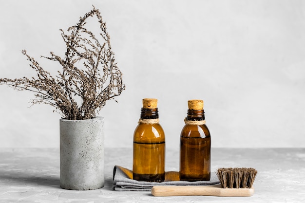 Produits de nettoyage écologiques avec brosse sur table