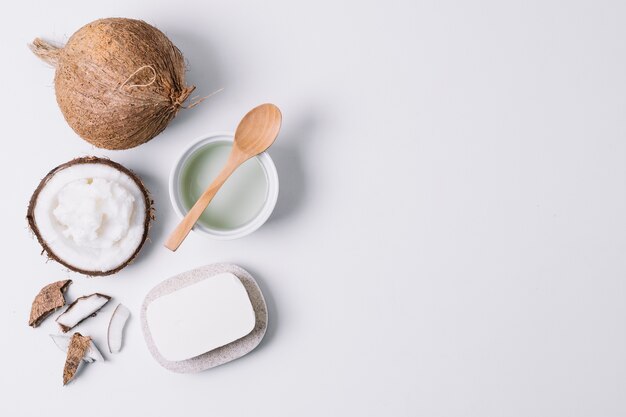 Produits de noix de coco à la lumière avec espace de copie