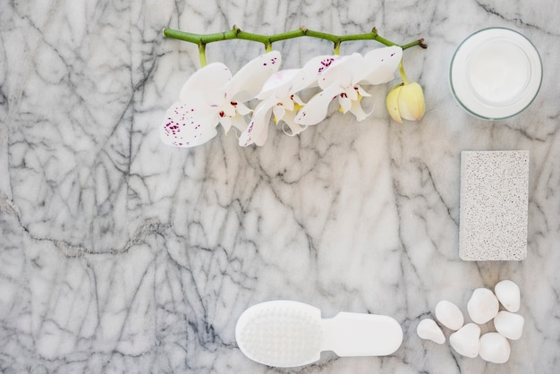 Photo gratuite produits de salle de bains blancs sur une surface en marbre