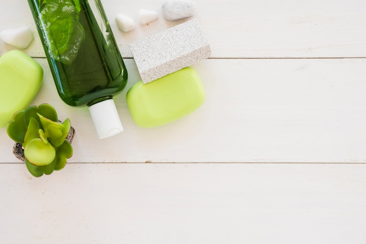 Photo gratuit produits de soin de la peau décorés avec des feuilles dans un bol