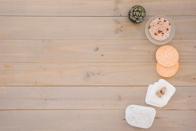 Photo gratuite produits de soin pour la peau placés en rangée demi ronde