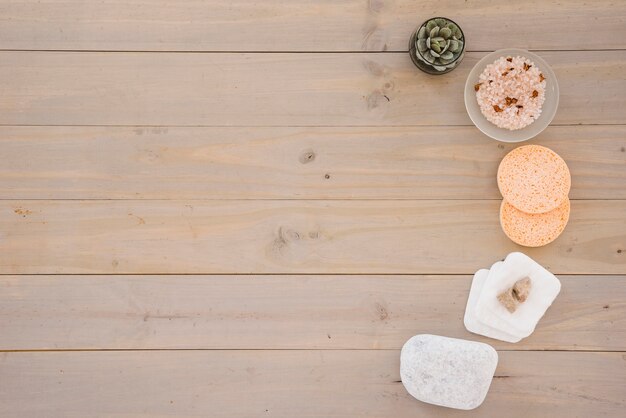 Produits de soin pour la peau placés en rangée demi ronde