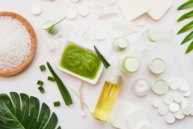 Produits de spa naturels à base d&#39;aloevera sur fond blanc