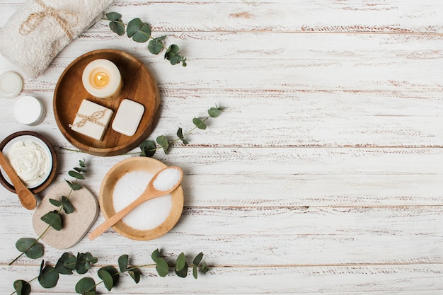 Photo gratuite produits de spa vue de dessus sur fond en bois