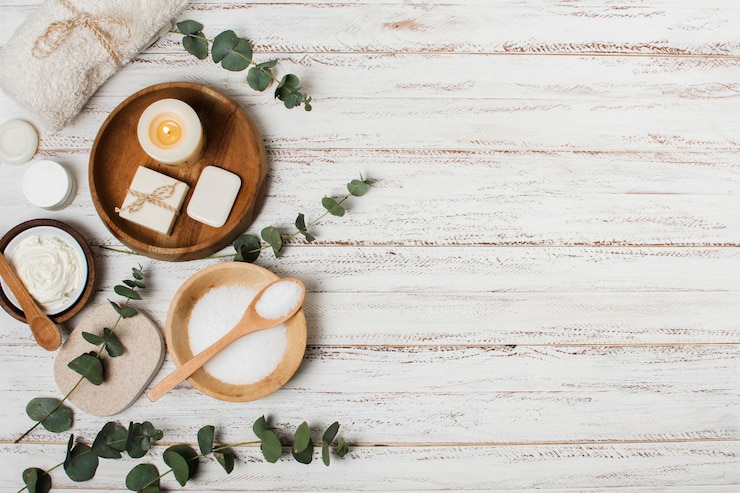 Photo gratuit produits de spa vue de dessus sur fond en bois