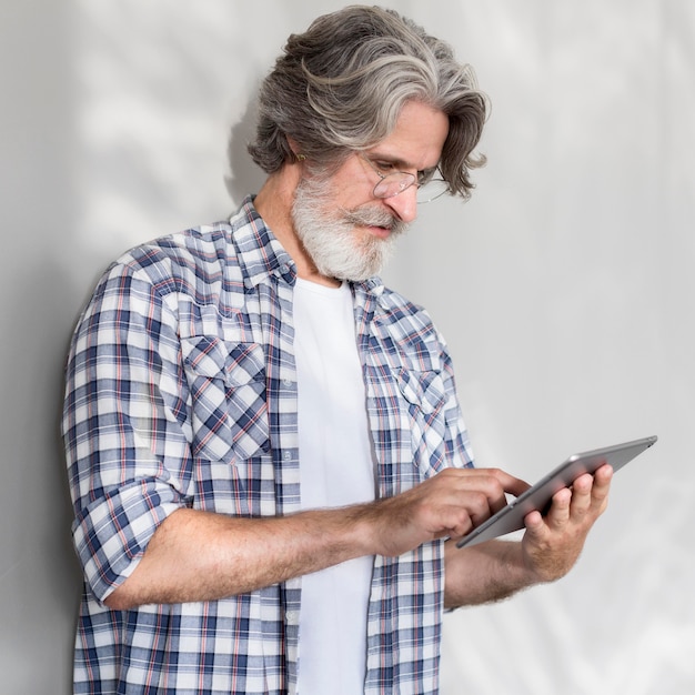 Professeur à mi-tir debout et tenant la tablette