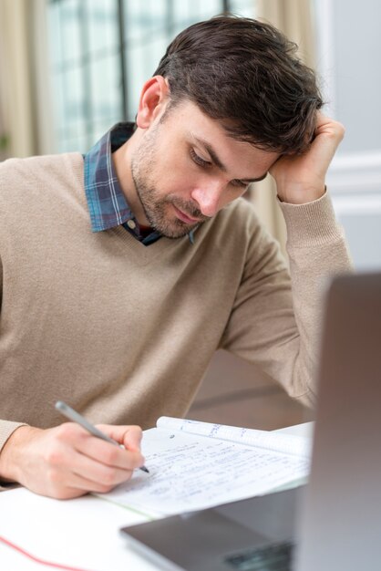 Professeur prenant des notes et télétravail