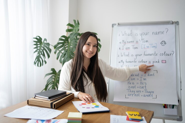 Photo gratuit professeur de smiley à coup moyen avec tableau blanc
