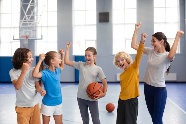 Photo gratuite professeur de sport avec ses élèves