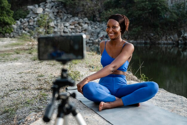 Professeur de yoga afro-américain pratiquant à l'extérieur