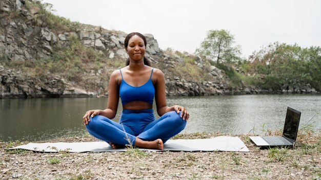 Professeur de yoga pratiquant à l'extérieur