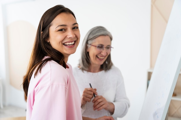 Professeurs d'anglais faisant un cours ensemble