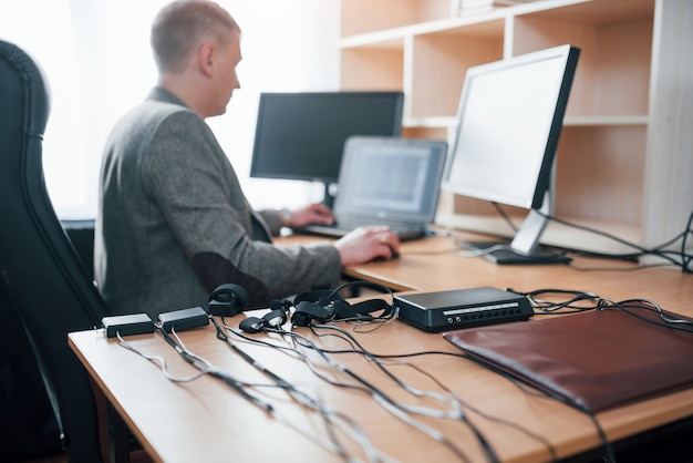 Photo gratuite le professionnel est au travail. examinateur polygraphique dans le bureau avec l'équipement de son détecteur de mensonge