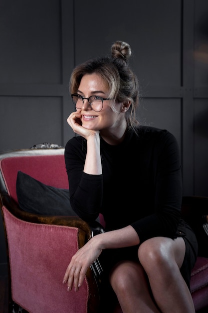 Professionnel jeune femme avec des lunettes posant