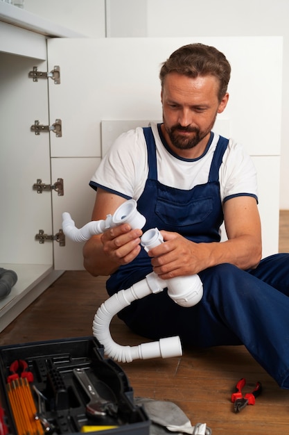 Photo gratuite professionnel de la plomberie fait son travail