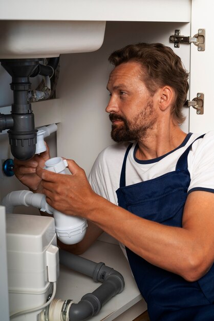 Professionnel de la plomberie fait son travail