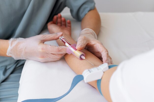 Professionnel de la santé à angle élevé tirant du sang