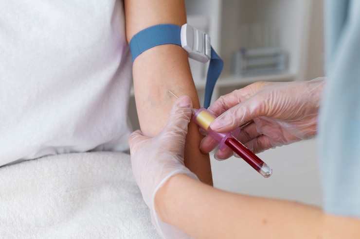 Photo gratuit professionnel de la santé à angle élevé tirant du sang