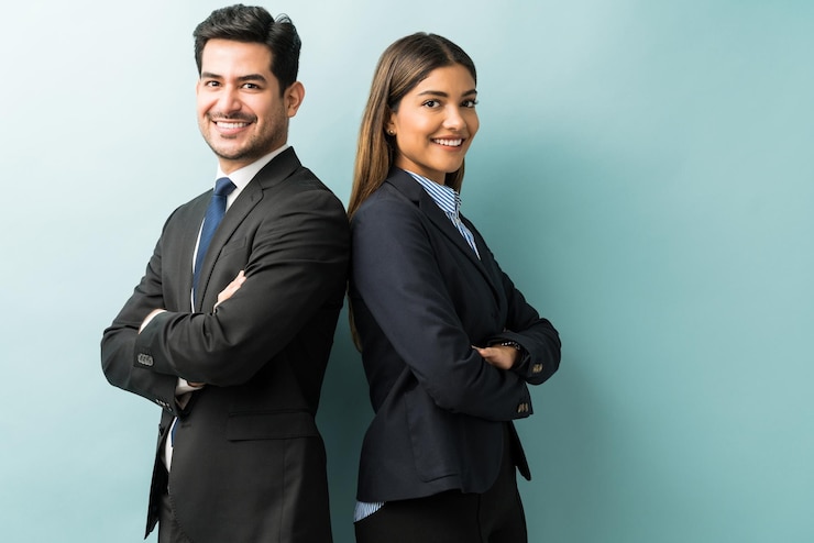 Photo gratuit professionnels confiants latins en costume debout sur fond isolé