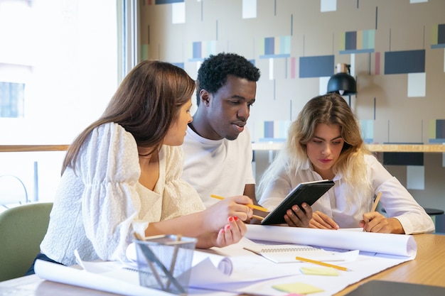 Professionnels de la création travaillant ensemble sur un projet de conception