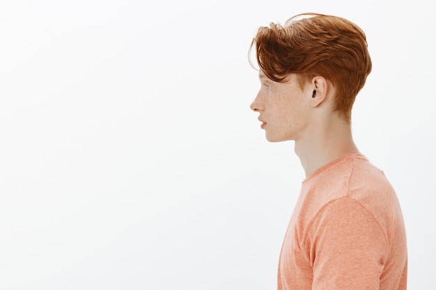Photo gratuite profil de beau jeune étudiant rousse, homme à gauche