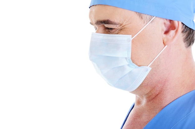 Profil de chirurgien médecin de sexe masculin mature en masque médical