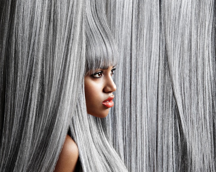 Photo gratuit profil de la femme sur fond de cheveux gris à la mode