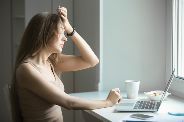 Profil portrait d&#39;une jeune femme, main à son front