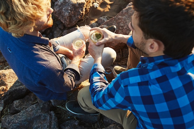 Photo gratuite profiter de mojito à l'extérieur