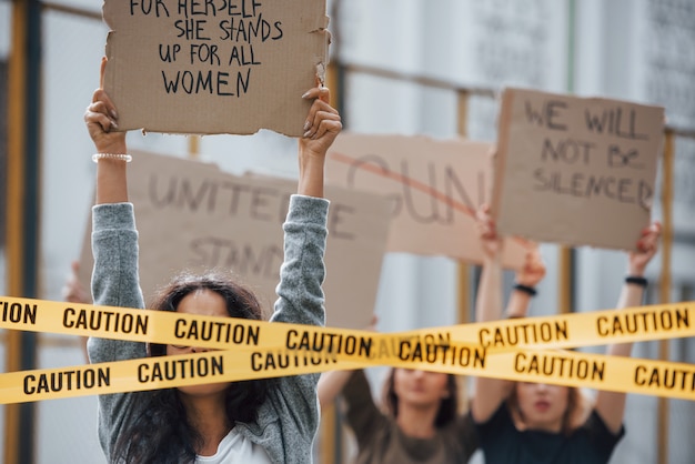 Profiter pendant la manifestation. Un groupe de femmes féministes fait des émeutes pour leurs droits en plein air