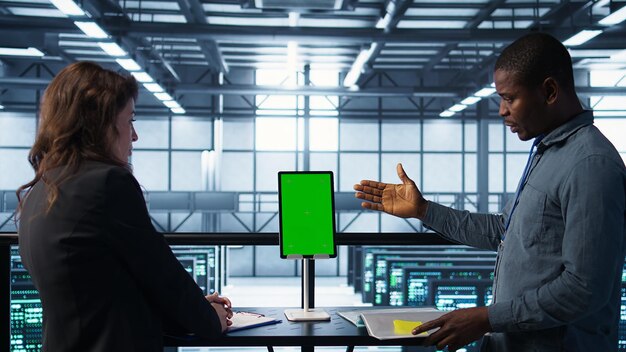 Programmateurs dans le centre de données utilisant des modèles de tablettes observant l'analyse des équipements