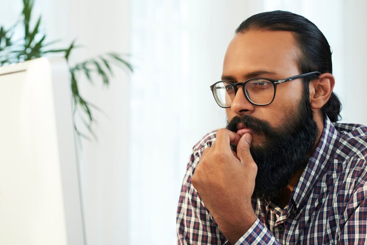 Photo gratuit programmeur barbu regardant l'écran