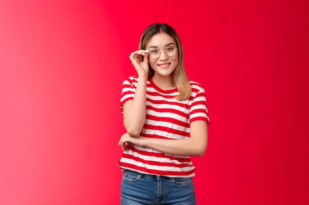 Une programmeuse asiatique blonde et gaie, mignonne, porte des lunettes souriante et discute avec joie de l'innovation ...