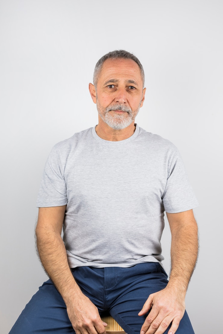 Photo gratuit projectile studio, homme aîné, à, cheveux gris