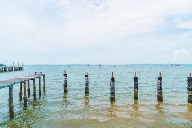 Promenade en bois sur la plage menant à la mer