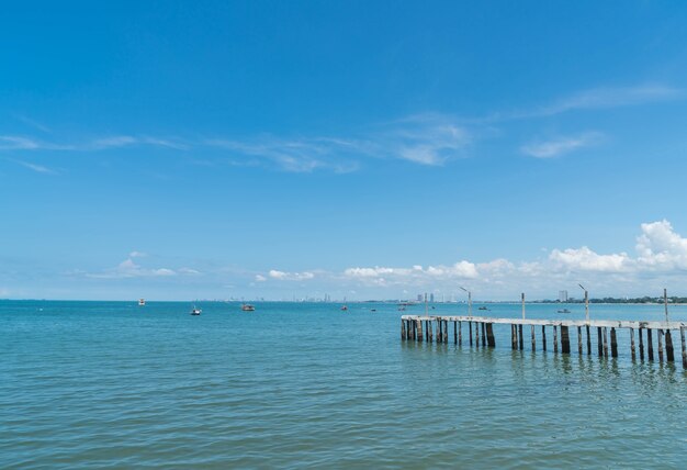 Promenade en bois sur la plage menant à la mer