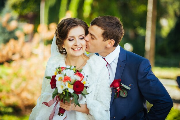 Promenade de mariage sur la nature