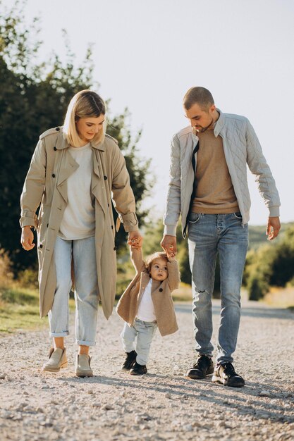 Promenades en famille dans un champ Petite fille dans la prairie d'été Femme en chemise blanche