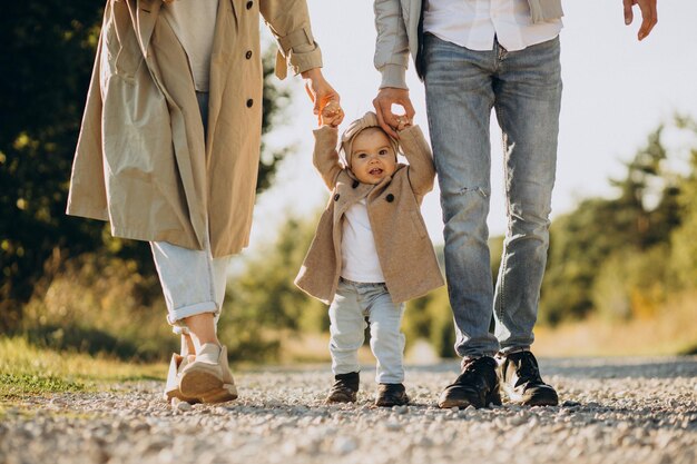 Promenades en famille dans un champ Petite fille dans la prairie d'été Femme en chemise blanche