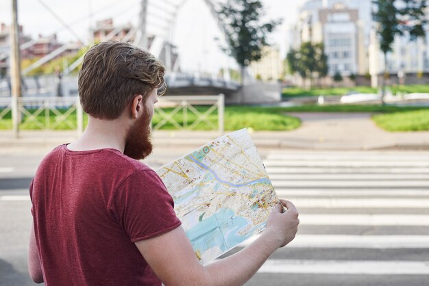 Promenades touristiques avec une carte