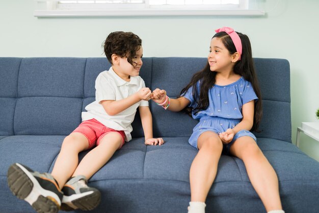 Promesse rose. Jolie belle fille prêtant serment avec son petit frère. Adorables frères et sœurs se sentant heureux tout en faisant une promesse