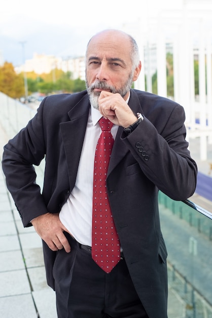 Photo gratuite propriétaire d'entreprise aux cheveux gris