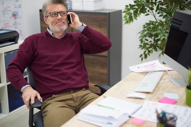 Propriétaire de l'entreprise dans son intérieur de bureau