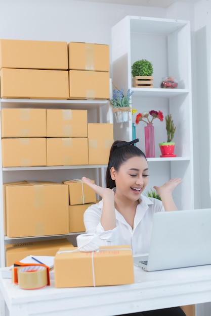 propriétaire d&#39;entreprise travaillant au bureau à domicile