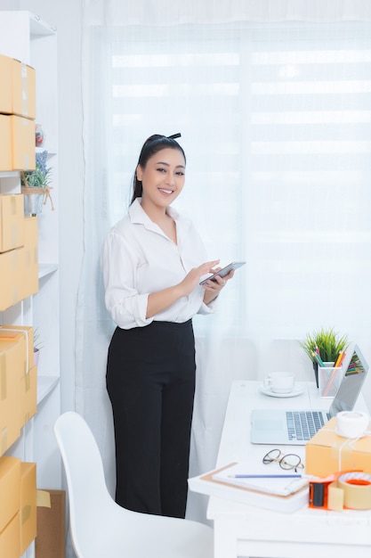 propriétaire d&#39;entreprise travaillant au bureau à domicile