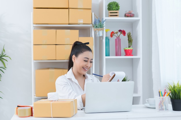 propriétaire d&#39;entreprise travaillant au bureau à domicile