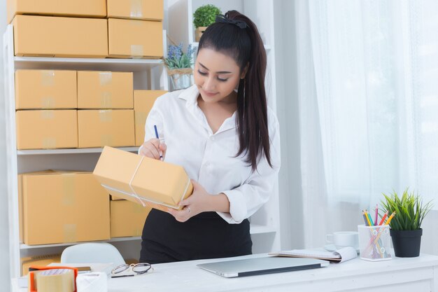 propriétaire d&#39;entreprise travaillant au bureau à domicile