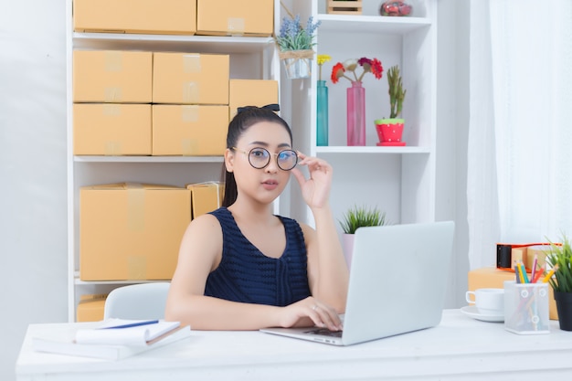 propriétaire d&#39;entreprise travaillant au bureau à domicile