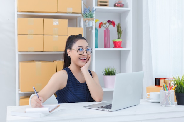 propriétaire d&#39;entreprise travaillant au bureau à domicile